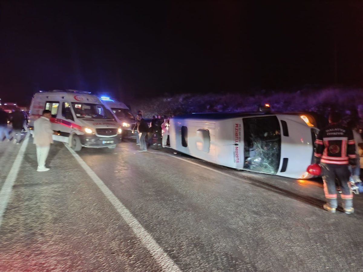 Malatya\'da Minibüs-Kamyon Çarpıştı: 14 Yaralı