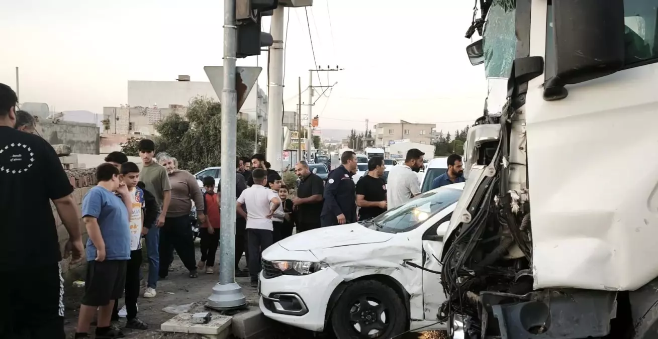 Kızıltepe\'de Tır ve Otomobil Çarpıştı