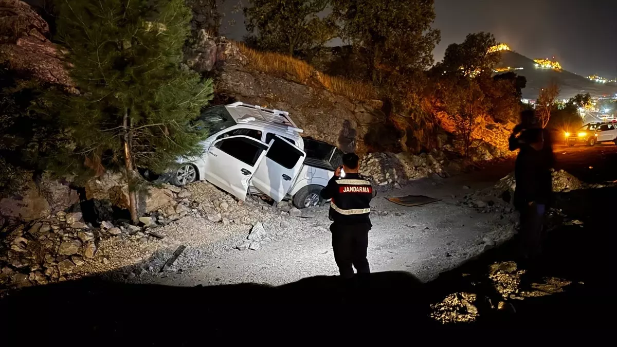 Mardin\'de Trafik Kazası: Sürücü UMKE Tarafından Kurtarıldı