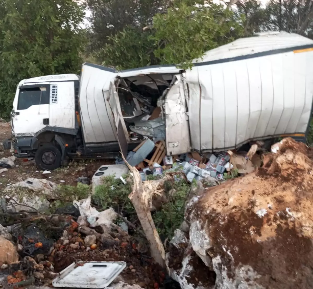 Mersin\'de Kamyon Kazası: 2 Yaralı