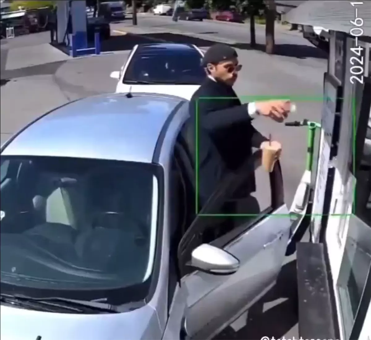 Saygısız müşteriye kadın çalışanın cevabı bomba