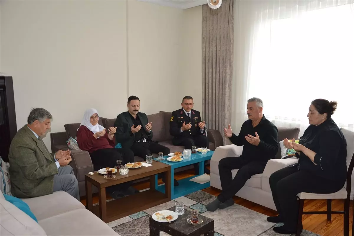 Şehidin Havza\'daki ailesine gönderilen plaket teslim edildi