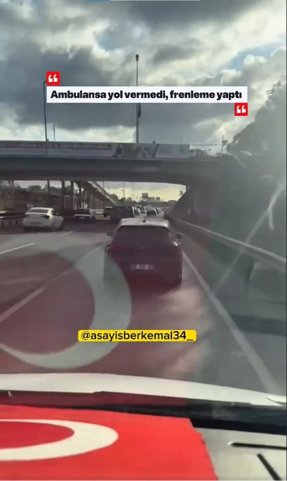 Ambulansa ısrarla yol vermedi