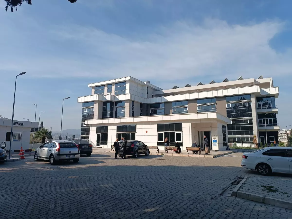 İzmir\'de Trafik Kazası: Kurye Hayatını Kaybetti