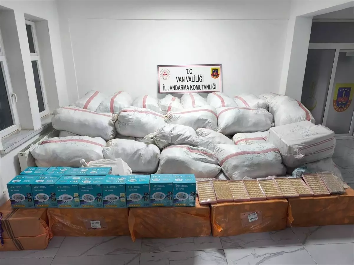 Başkale\'de Gümrük Kaçağı Malzeme Ele Geçirildi