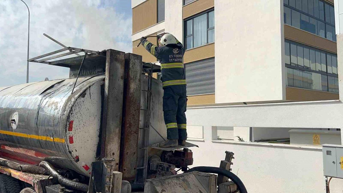 Eskişehir\'de Zift Tankeri Yangını Kontrol Altında
