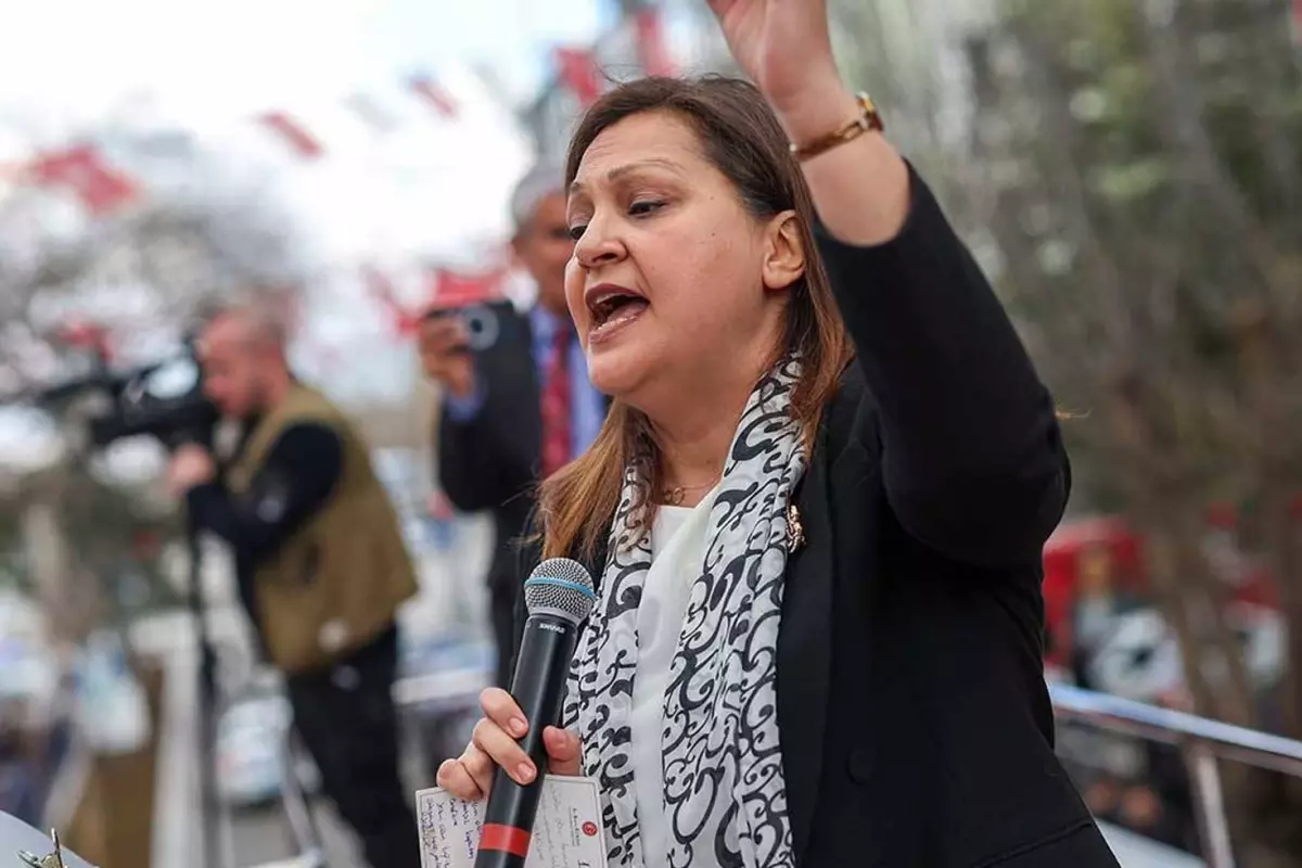 AK Parti\'ye geçeceği konuşulan Burcu Köksal\'dan ilk açıklama