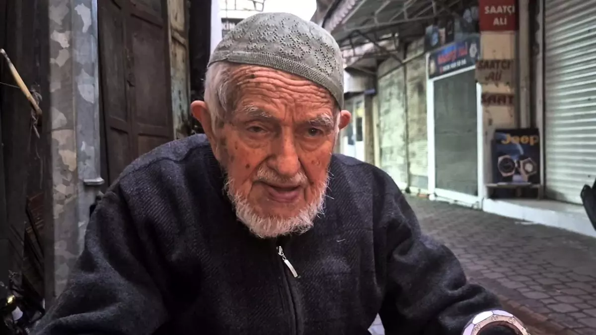 96 Yaşındaki Şemsiye Tamircisinden Gençlere Tavsiyeler