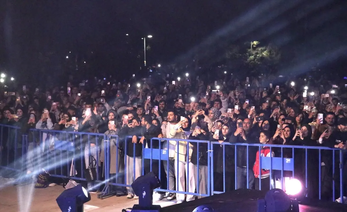 Ay Yola Grubu Türkiye\'deki İlk Konserini Verdi