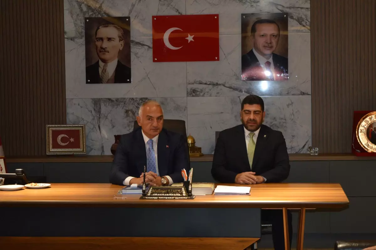 Bakan Ersoy Sanat Sergilerini Gezdi