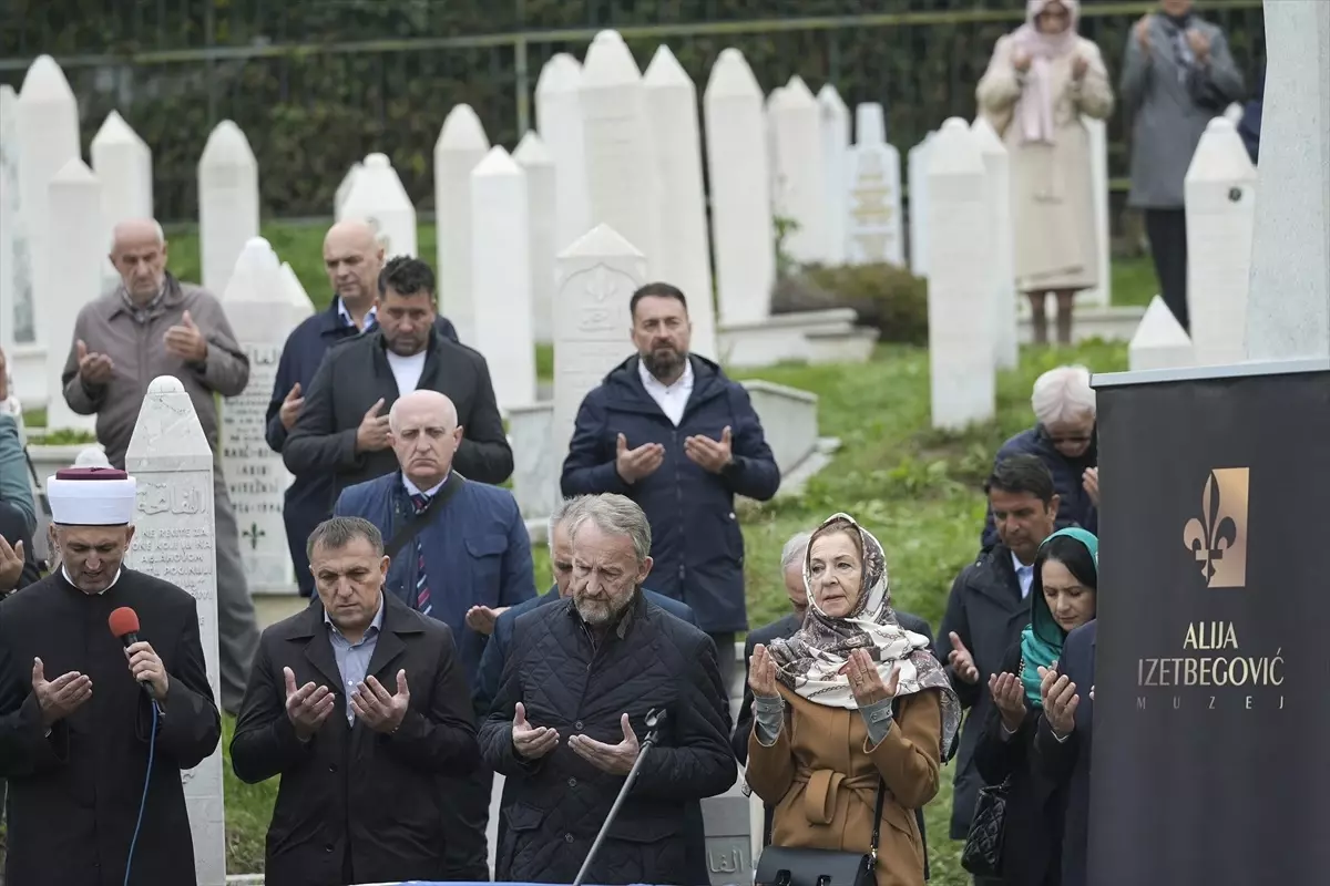 Boşnak lider Aliya İzetbegoviç, ölümünün 22. yılında Saraybosna\'daki kabri başında anıldı