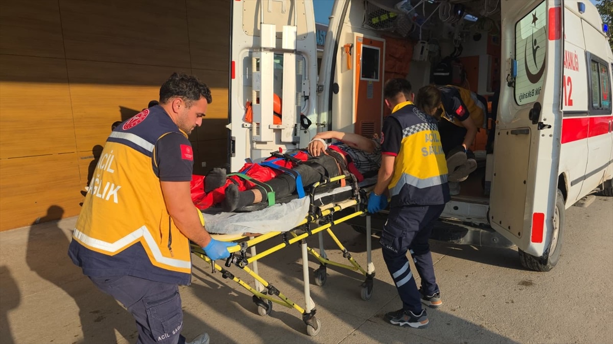 İnegöl\'de Motosiklet Kazası: Sürücü Ağır Yaralandı