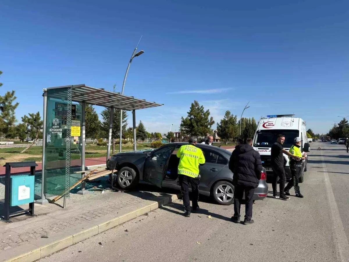 Konya\'da Kaza: Durakta Bekleyen Genç Yaralandı