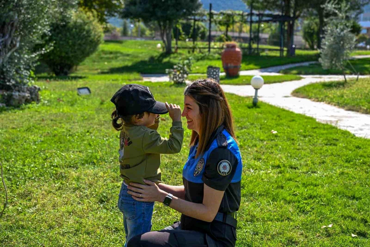 Polislerden Koruma Altındaki Çocuklara Eğlenceli Gün