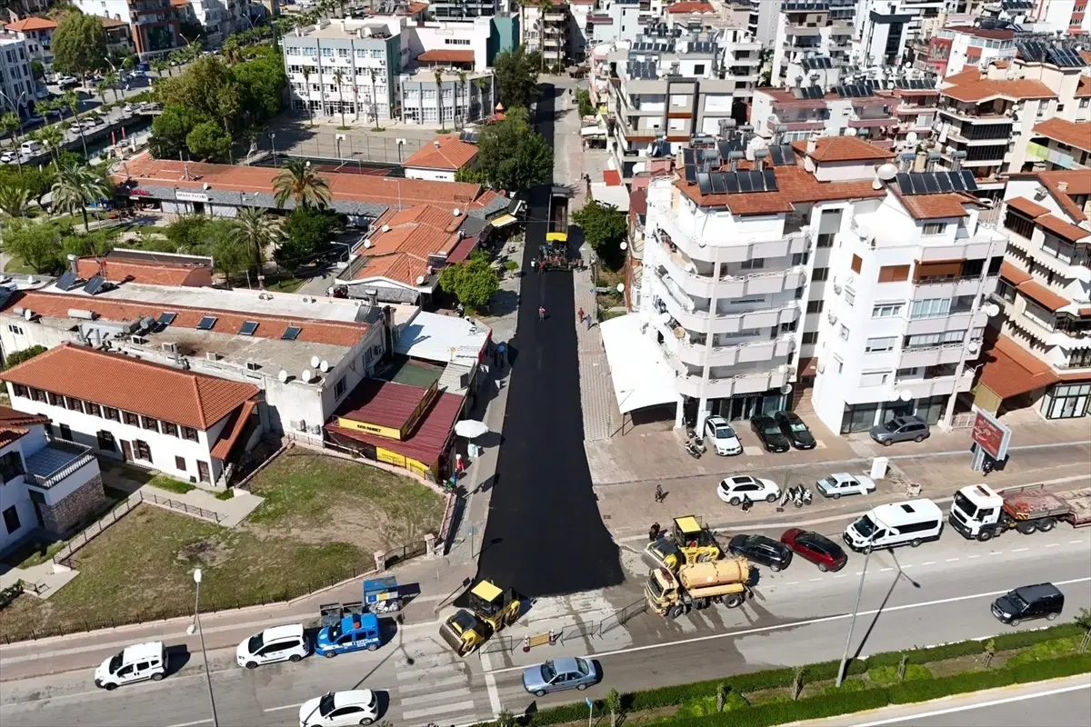 Finike\'de Sıcak Asfalt Çalışması