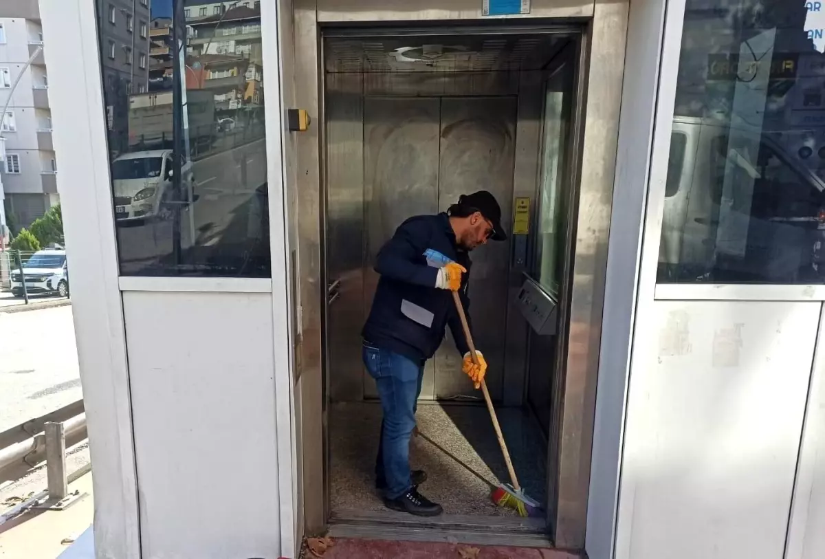 Gebze bölgesinde üst geçit asansörleri pırıl pırıl