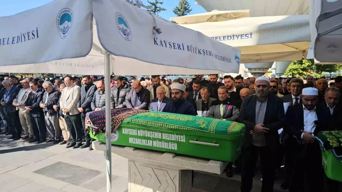 Kayseri Sanayiciler Derneği Başkanı Memici Kızılkaya\'nın Eşi Son Yolculuğuna Uğurlandı