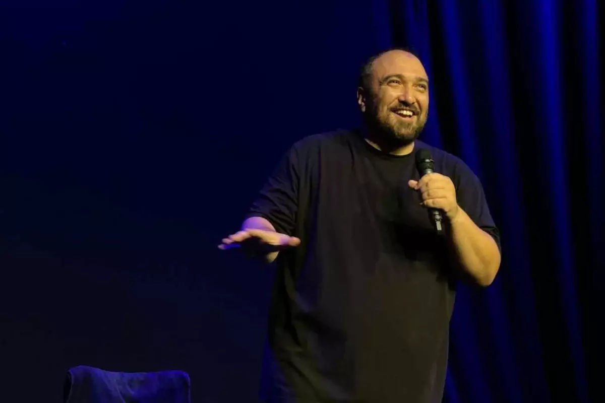 Komedyen Özgür Turhan\'ın ETİ ile anlaşmasının feshedilmesine neden olan ırkçı tweet