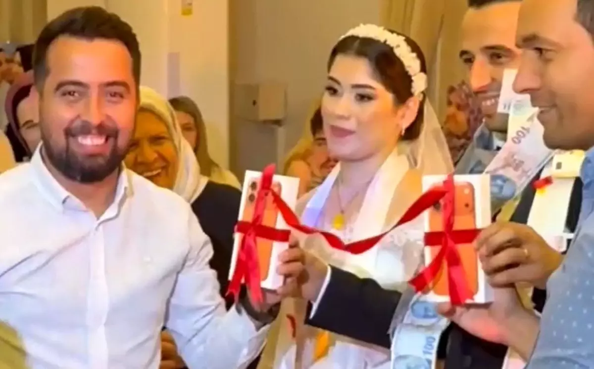 Düğünde Altın Yerine iPhone Şaşkınlığı