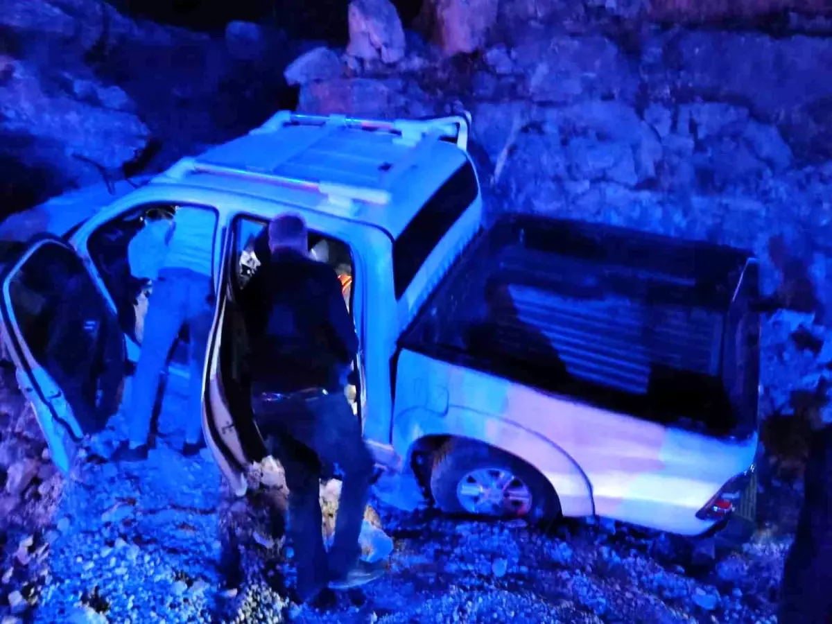 Mardin\'de Pikap Devrildi, Sürücü Yaralandı