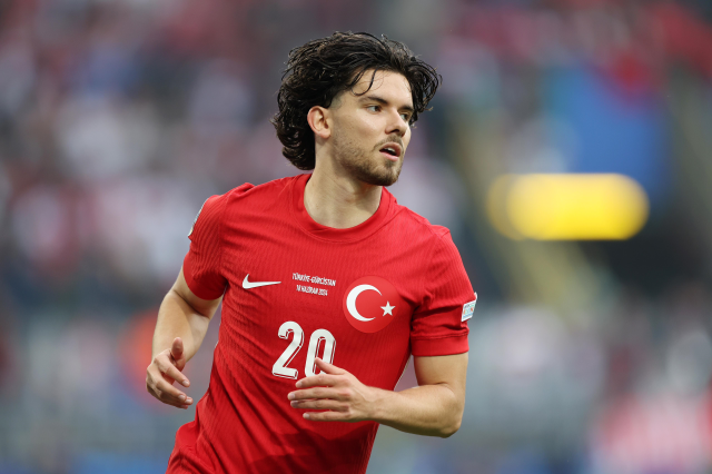 Milli futbolcu Ferdi Kadıoğlu, baba oldu