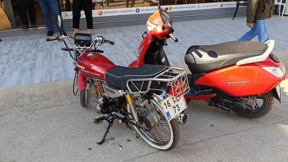 İnegöl\'de Motosiklet ile Bisiklet Çarpıştı