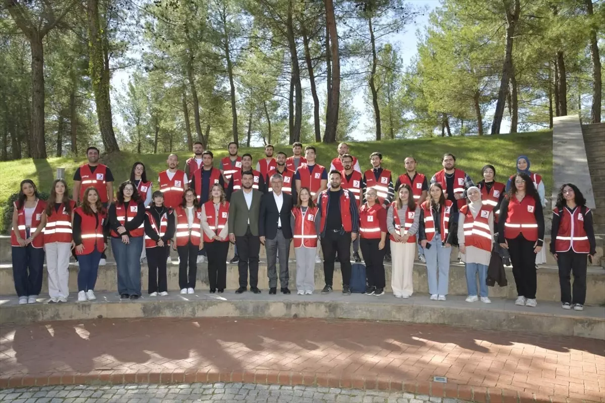 Genç Kızılay, Rektör Kaçar\'ı Ziyaret Etti