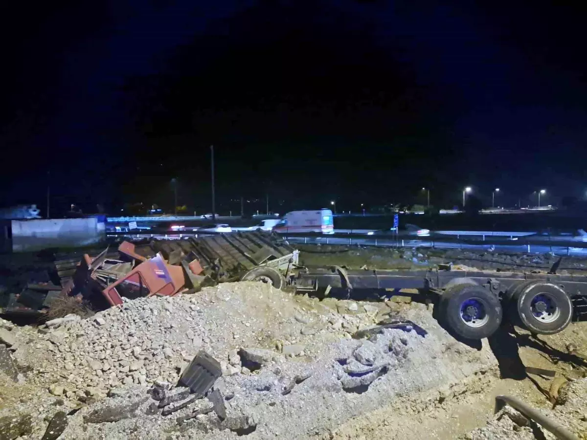 Freni Tutmayan TIR İnşaat Alanına Girdi