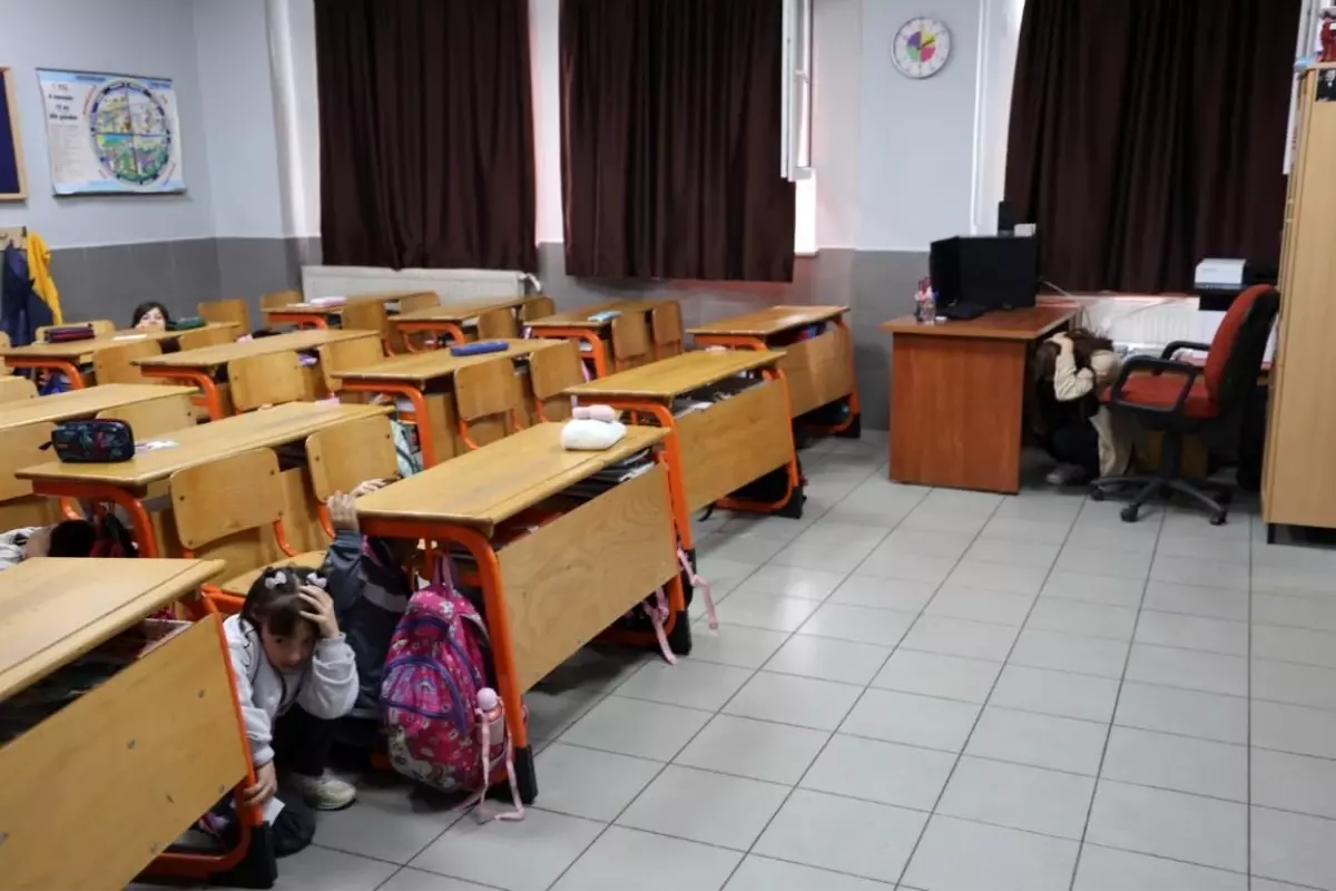 Kartepe\'de Öğrencilere Afet Bilinci Eğitimi Verildi