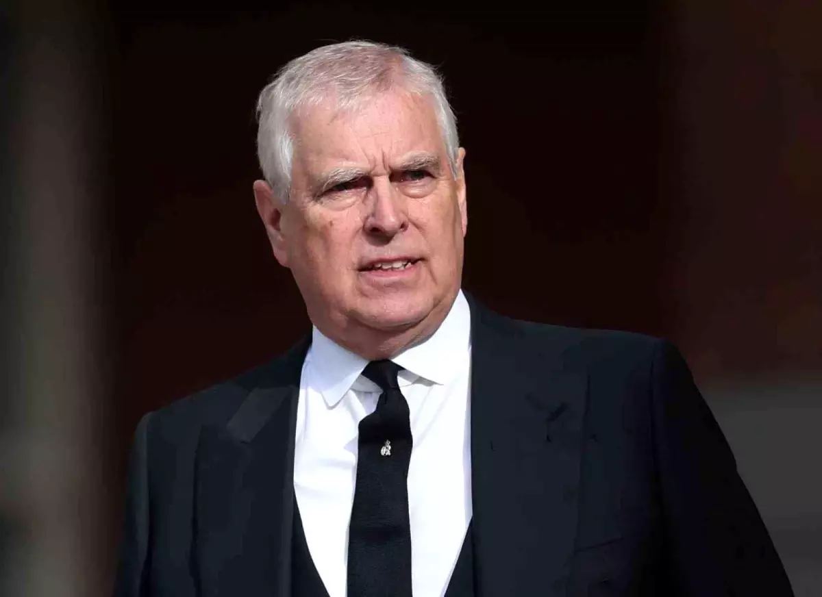 Prens Andrew, taciz iddialarının ardından kraliyet unvanlarından vazgeçti