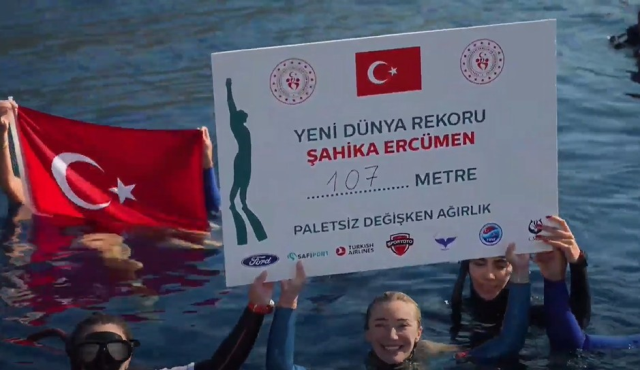Şahika Ercümen'den Gazze'ye destek: 107 metrelik tarihi dalış