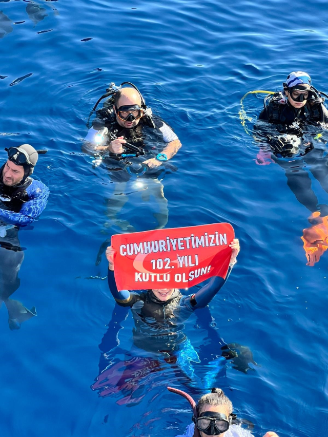 Şahika Ercümen'den Gazze'ye destek: 107 metrelik tarihi dalış