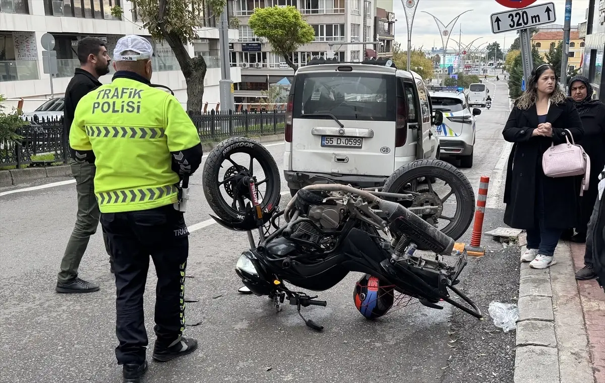 Motosiklet-Dolmuş Çarpışması: Sürücü Yaralandı
