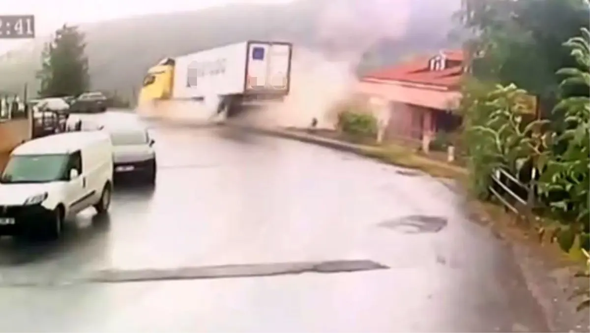 Sarıyer\'de Tır Devrildi: Sürücü Yaralı