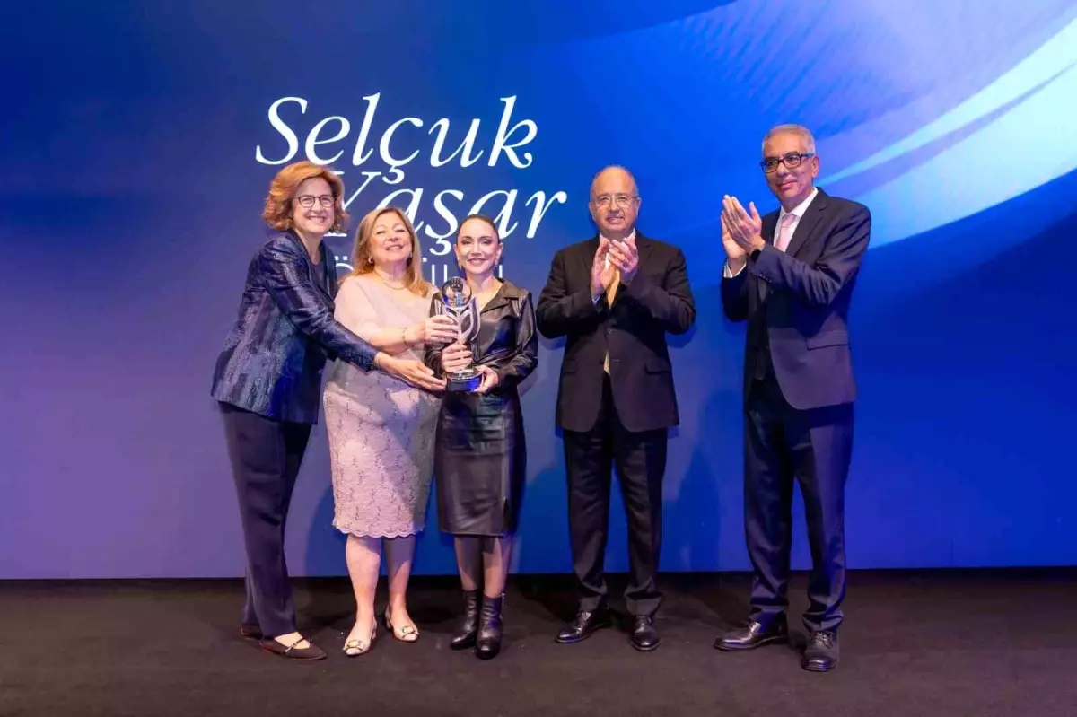 Selçuk Yaşar Ödülü Prof. Dr. Elif Uysal\'a