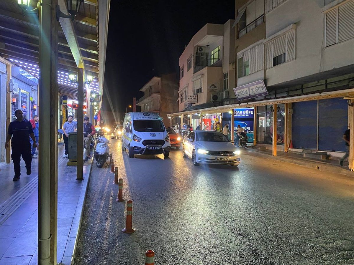 Antalya\'da Motosiklet Kazası: Sürücü Yaralandı
