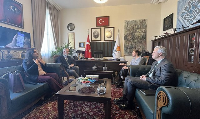 Siyasi partileri ziyaret eden Yasemin Minguzzi DEM Parti'yi es geçti Siyasi partileri ziyaret eden Yasemin Minguzzi DEM Parti'yi es geçti