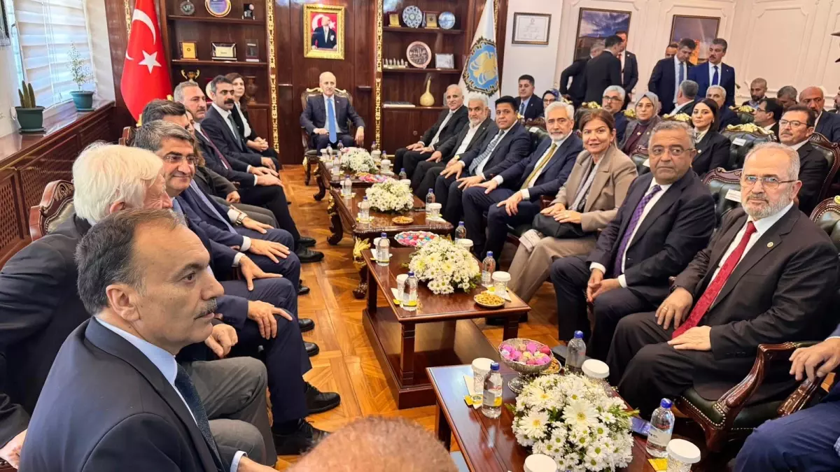 Kurtulmuş, Diyarbakır\'da Ziyaretlerde Bulundu