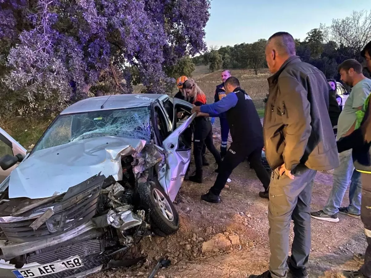 Uşak\'ta Otomobil-Traktör Çarpıştı: 2 Yaralı