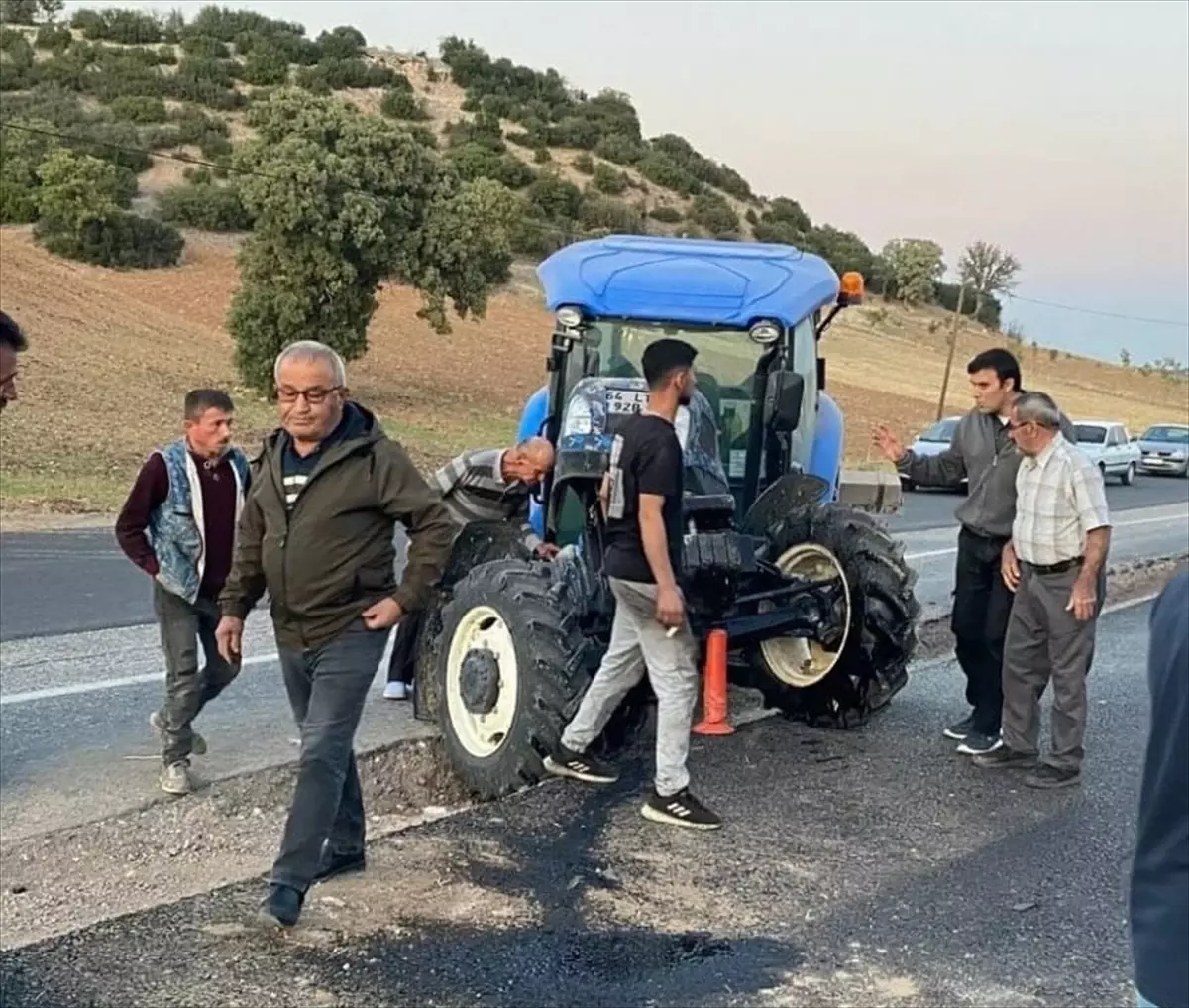 Uşak\'ta Traktörle Otomobil Çarpıştı