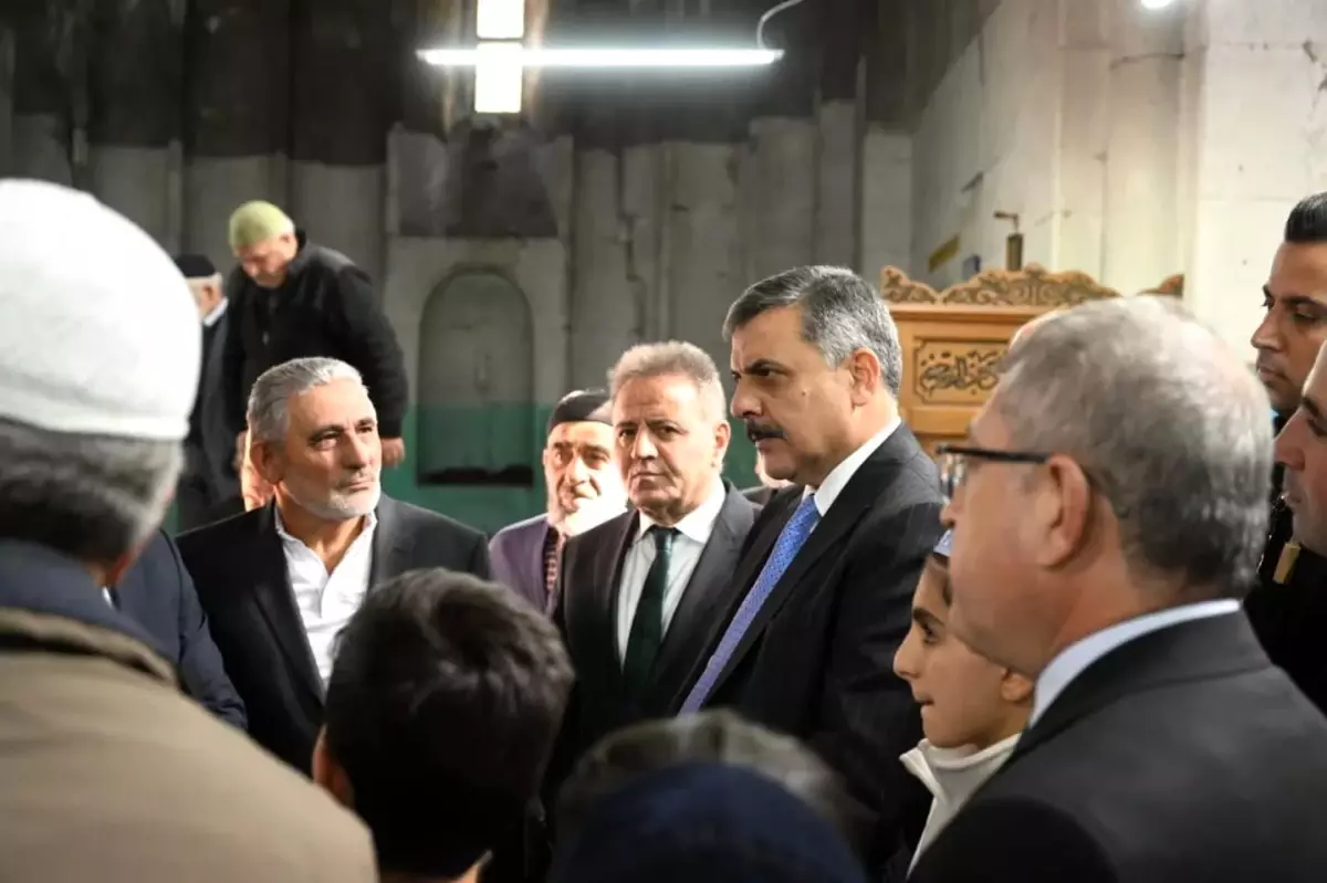 Vali Çiftçi, Taş Camii\'nde Cuma Namazı Kıldı
