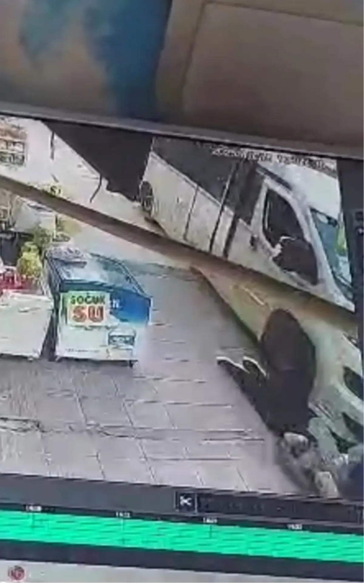 Adana\'da Minibüs Kazası: 2 Yaralı