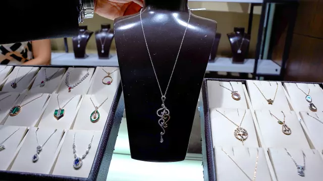 Yüzde 50'ye varan indirimle mücevherat fırsatı! 16 bin TL'lik takı 6 bin TL'ye maliyetine satışta