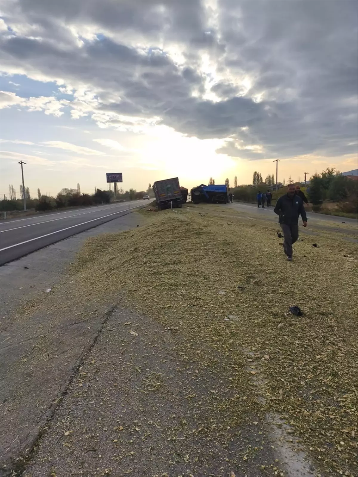 Afyon\'da Tır-Traktör Kazası: 2 Yaralı