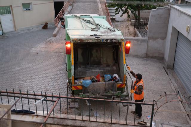 Annesinin cesediyle 1 ay yaşadı