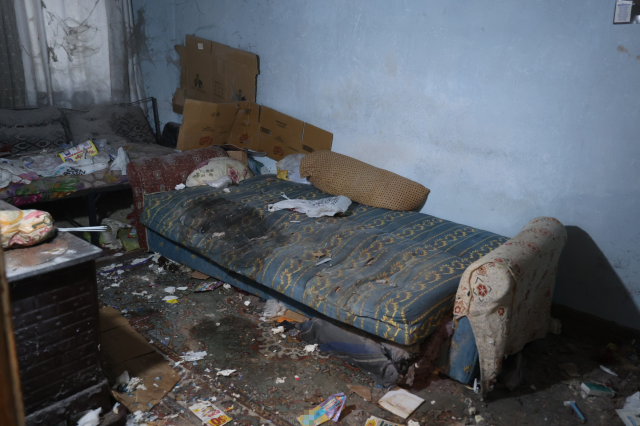 Annesinin cesediyle 1 ay yaşadı