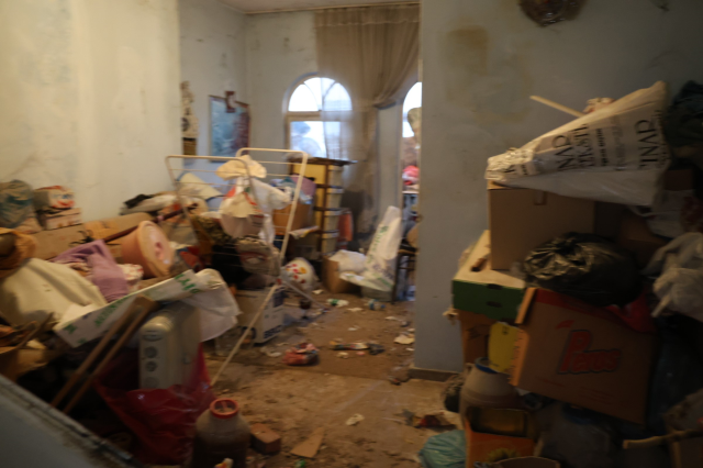 Annesinin cesediyle 1 ay yaşadı