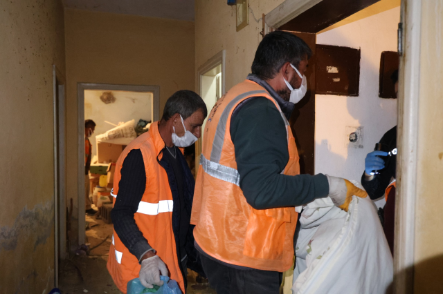 Annesinin cesediyle 1 ay yaşadı