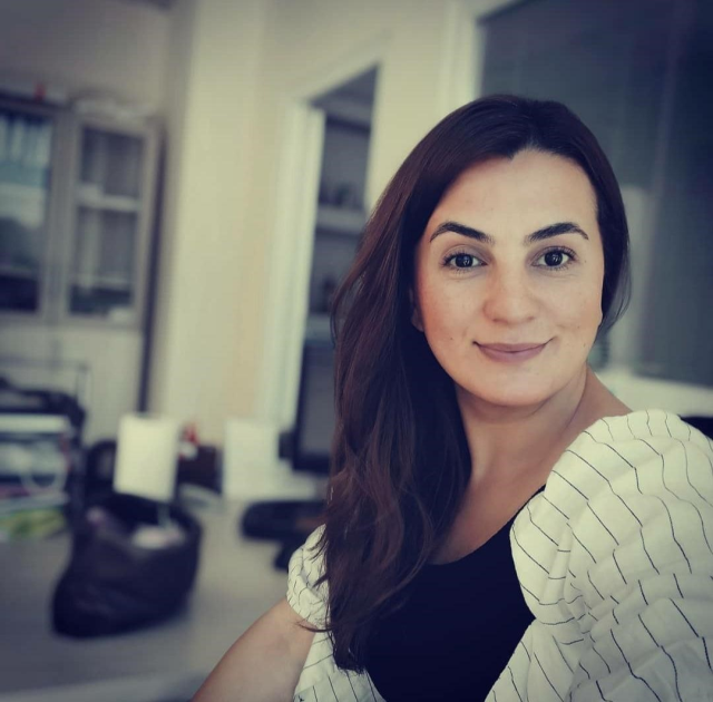 Araç otobüs durağına daldı! Vefat eden genç kadın gözyaşları içinde toprağa verildi
