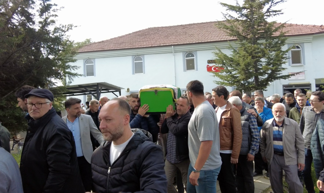 Araç otobüs durağına daldı! Vefat eden genç kadın gözyaşları içinde toprağa verildi